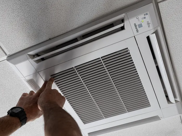 Pose d’une cassette de climatisation au plafond