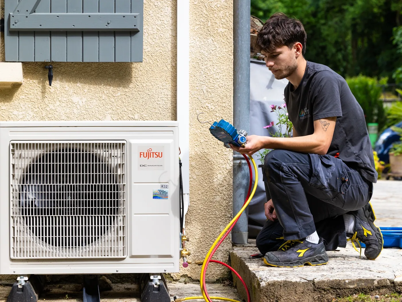 Technicien Tech Froid & Clim contrôlant une unité extérieure de climatisation