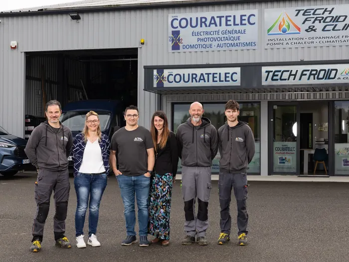 L’équipe Tech Froid & Clim devant ses locaux de Saint-Avit